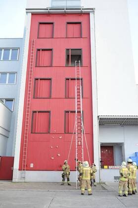 Feuerwehrmänner üben am Steigturm der Feuerwache 6100 Berlin-Marzahn Berliner Feuerwehr