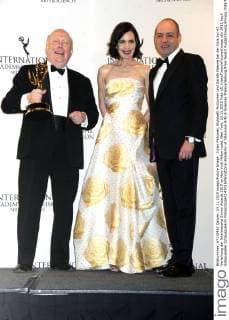 Julian Fellowes, Elizabeth McGovern und Gareth Neame bei der Gala zur 43. Verleihung der International Emmy Awards 2015 im New York Hilton Hotel. New York, 23.11.2015 Foto:xD.xVanxTinex xFuturexImage