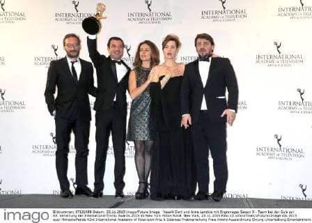 Vassili Clert und Anne Landois mit Engrenages Saison 5 - Team bei der Gala zur 43. Verleihung der International Emmy Awards 2015 im New York Hilton Hotel. New York, 23.11.2015 Foto:xD.xVanxTinex xFuturexImage