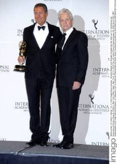 Richard Plepler und Michael Douglas bei der Gala zur 43. Verleihung der International Emmy Awards 2015 im New York Hilton Hotel. New York, 23.11.2015 Foto:xD.xVanxTinex xFuturexImage