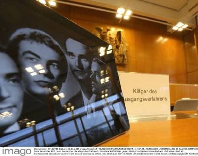 BUNDESVERFASSUNGSGERICHT, 1. SENAT, MÜNDLICHE VERHANDLUNG IN SACHEN SAMPLING - Der Erste Senat des BVG berät heute über die Klage des Kraftwerk Gründers Ralf Hütter gegen Musikproduzenten Moses Pelham. Auf einem iPad ist ein Ausschnitt des Album Covers Trans Europa Express zu sehen.