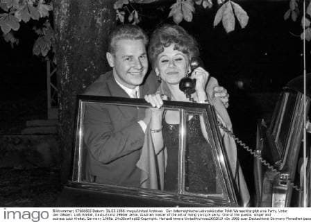 Der österreichische Lebenskünstler Poldi Waraschitz gibt eine Party, Unter den Gästen: Lotti Krekel, Deutschland 1960er Jahre. Austrian master of the art of living giving a party. One of the guests: singer and actress Lotti Krekel, Germany 1960s. 24x36swNeg85 Copyright: HeinzxBrowers UnitedArchives2003019