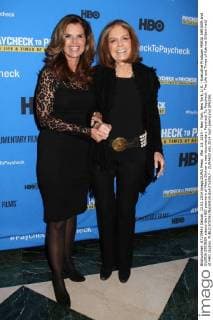 Berühmte Feministinnen, Gloria Steinem Mar. 13, 2014 - New York, New York, U.S. - Executive Producer MARIA SHRIVER and GLORIA STEINEM attend the HBO premiere of Maria Shriver s new documentary Paycheck To Paycheck: The Life and Times of Katrina Gilbert held at HBO studios. - ZUMAk03