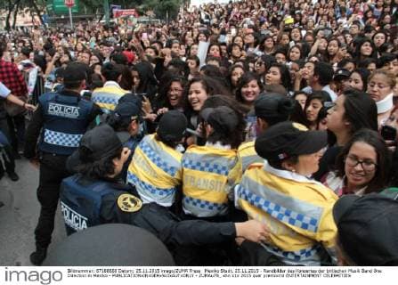 Mexiko Stadt, 25.11.2015 - Randbilder des Konzertes der britischen Musik Band One Direction in Mexiko -  - ZUMAu78_