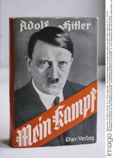 Historisache Ausgabe des Buches Mein Kampf von Adolf Hitler (Foto vom 13.11.2015 im NS-Dokumentationszentrum der Stadt Koeln). Die politisch-ideologische Programmschrift erschien in zwei Teilen. Hitler stellte darin seinen Werdegang zum Politiker und seine Weltanschauung dar. Das Buch enthaelt Hitlers Autobiografie, ist in der Hauptsache aber eine zweckgerichtete Kampf- und Propagandaschrift, die zum Neuaufbau der NSDAP als zentral gelenkter Partei unter Hitlers Fuehrung dienen sollte. Der erste Band entstand in Hitlers Haftzeit 1924 und wurde erstmals am 18. Juli 1925, der zweite am 11. Dezember 1926 veroeffentlicht. Der Neudruck des Buches ist nach dem Urheberrecht unzulaessig. Seit 1946 ist der Freistaat Bayern, vertreten durch das Bayerische Finanzministerium, Inhaber der Urheberrechte. Es untersagt jeglichen Nachdruck und geht im In- und Ausland gegen Urheberrechtsverletzungen v Copyright: epd-bild JoernxNeumann EDITORIAL USE ONLY