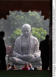 IMAGO ICONS: Mahatma Gandhi NEW DELHI, INDIA - NOVEMBER 27: A statue of Mahatma Gandhi outside parliament during the winter session, on November 27, 2015 in New Delhi, India. Replying to a two-day long debate in the Lok Sabha to commemorate the Constitution Day and the 125th birth anniversary of Dr BR Ambedkar Prime Minister Narendra Modi today said India first is the only religion and Constitution the only holy book for his government which is committed to working for all sections and religions. (Photo by Sanjeev Verma Hindustan Times ) Parliament Winter Session 2015