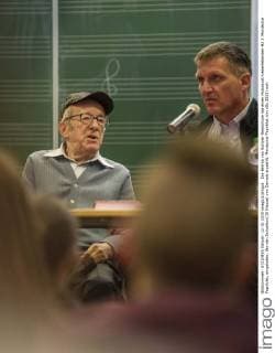 Die Bertha von Suttner Realschule hat einen Holocaust-Ueberlebenden-92 J. Mordechai Papirblat, eingeladen, der den Schuelern(10 Klasse) von Damals erzaehlt. Mordechai Papirblat