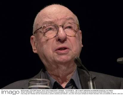 151128 Berlin : der in Berlin geborene und lebende Komponist und Pianist Aribert REIMANN, 79, vergibt jährlich den Busoni-Kompositionspreis, der in diesem Jahr an die junge US-Amerikanerin Ashley FURE ging; das Foto zeigt den Musiker bei der Ansprache zu seiner Laudatio auf ASHLEY