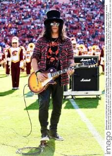 Bilder des Tages November 28, 2015: Rock musician Slash, former member of Guns & Roses performed the national anthem with the USC Marching Band before the USC Trojans 40-21 victory over the Pac-12 crosstown rival UCLA Bruins at the Los Angeles Memorial Coliseum in Los Angeles,CA. Los Angeles U.S. - ZUMAcp4_
