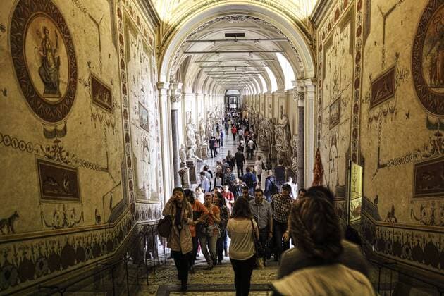 Rom - Vatikanisches Museum. Anfang Dezember beginnt in Rom das Heilige Jahr der Barmherzigkeit, Millionen Katholiken reisen an. Touristische Anziehungspunkte werden im Interesse der Bevölkerung und Touristen bewacht. Groß ist die Gefahr von Terroranschlägen.