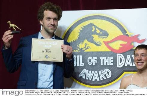 Weltklimagipfel in Paris - Greenpeace Fossil of the Day Award - PARIS, FRANCE: Greenpeace Belgian Senior Climate Campaigner Joeri Thijs receives Fossil of the day prize on the first day of the COP21 United Nations Conference on Climate Change in Paris, France, Monday 30 November 2015. Some 150 leaders aim to achieve a legally binding and universal agreement on climate with the aim of keeping global warming below 2¿?C.  BENOITxDOPPAGNE 04749859