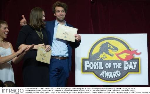 Weltklimagipfel in Paris - Greenpeace Fossil of the Day Award - PARIS, FRANCE: Greenpeace Belgian Senior Climate Campaigner representing Belgium Joeri Thijs (R) and New Zealand Youth Delegation Zoe Lenzie Smith representing New Eland receive Fossil of the day prize on the first day of the COP21 United Nations Conference on Climate Change in Paris, France, Monday 30 November 2015. Some 150 leaders aim to achieve a legally binding and universal agreement on climate with the aim of keeping global warming below 2¿?C.  BENOITxDOPPAGNE 04749872