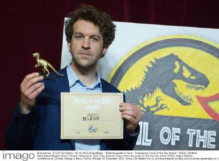 Weltklimagipfel in Paris - Greenpeace Fossil of the Day Award - PARIS, FRANCE: Greenpeace Belgian Senior Climate Campaigner Joeri Thijs receives Fossil of the day prize on the first day of the COP21 United Nations Conference on Climate Change in Paris, France, Monday 30 November 2015. Some 150 leaders aim to achieve a legally binding and universal agreement on climate with the aim of keeping global warming below 2¿?C.  BENOITxDOPPAGNE 04749863