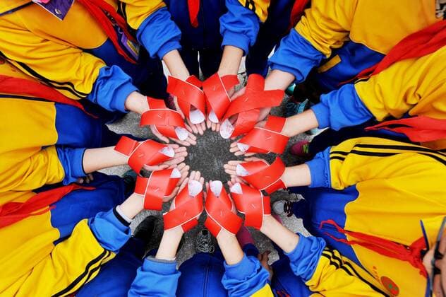 (151201) -- SHANGRAO, Dec. 1, 2015 -- Pupils show the red ribbons, the HIV AIDS awareness symbol, to mark the World AIDS Day in Dexing City, east China s Jiangxi Province, Dec. 1, 2015. The World AIDS Day, which was started in 1988, is observed each year on Dec. 1 to raise the awareness of AIDS. ) (ry) CHINA-WORLD AIDS DAY-ACTIVITIES (CN) ZhuoxZhongwei 