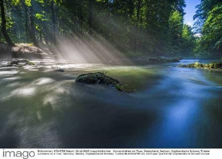 Sonnenstrahlen am Fluss, Deutschland, Sachsen, Vogtlaendische Schweiz, Triebtal sunbeams on a river, Germany, Saxony, Vogtlaendische Schweiz, Triebtal BLWS410790