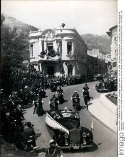 April 19, 1956 - Marriage Prince Rainier - Grace Kelly after the Wedding at the Cathedral Prince Ranier and his bride Princess Grace leave by car for the Palace Grinaldi. - ZUMAk09_