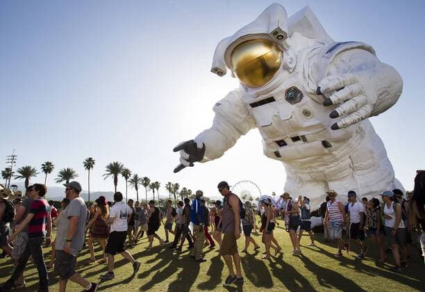April 11, 2014 - Indio - 4 11 2014 Indio, California. On the first day of the Coachella Valley Music and Arts Festival a sold out crowd got the party started. The moving art piece called Escape Velocity by Poetic Kinetics moves past the crowd. photo Sean M. Haffey UT San Diego. - ZUMAs44