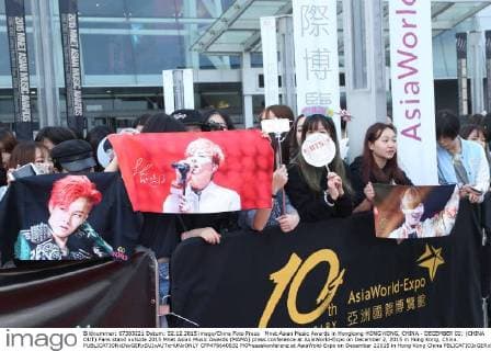 Mnet Asian Music Awards in Hongkong HONG KONG, CHINA - DECEMBER 02: (CHINA OUT) Fans stand outside 2015 Mnet Asian Music Awards (MAMA) press conference at AsiaWorld-Expo on December 2, 2015 in Hong Kong, China.  CFP476640632