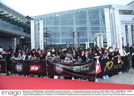 Mnet Asian Music Awards in Hongkong HONG KONG, CHINA - DECEMBER 02: (CHINA OUT) Fans stand outside 2015 Mnet Asian Music Awards (MAMA) press conference at AsiaWorld-Expo on December 2, 2015 in Hong Kong, China.  CFP476640640
