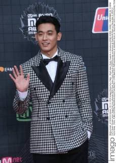 Mnet Asian Music Awards in Hongkong HONG KONG, CHINA - DECEMBER 02: (CHINA OUT) South Korean actor Jung Suk-won attends 2015 Mnet Asian Music Awards (MAMA) press conference at AsiaWorld-Expo on December 2, 2015 in Hong Kong, China.  CFP476641001