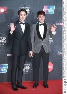 Mnet Asian Music Awards in Hongkong HONG KONG, CHINA - DECEMBER 02: (CHINA OUT) South Korean actor and singer Son Ho-jun (L), South Korean actor Yoo Yeon-seok attend 2015 Mnet Asian Music Awards (MAMA) press conference at AsiaWorld-Expo on December 2, 2015 in Hong Kong, China.  CFP476643136