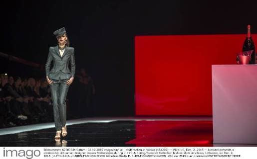 Modenschau in Vilnius (151202) -- VILNIUS, Dec. 2, 2015 -- A model presents a creation by Lithuanian designer Juozas Statkevicius during the 2016 Spring Summer Collection fashion show in Vilnius, Lithuania, on Dec. 2, 2015. ) LITHUANIA-VILNIUS-FASHION SHOW AlfredasxPliadis 