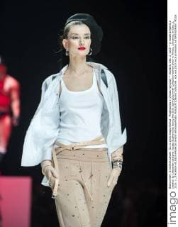 Modenschau in Vilnius (151202) -- VILNIUS, Dec. 2, 2015 -- A model presents a creation by Lithuanian designer Juozas Statkevicius during the 2016 Spring Summer Collection fashion show in Vilnius, Lithuania, on Dec. 2, 2015. ) LITHUANIA-VILNIUS-FASHION SHOW AlfredasxPliadis 