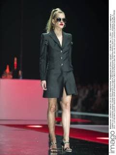 Modenschau in Vilnius (151202) -- VILNIUS, Dec. 2, 2015 -- A model presents a creation by Lithuanian designer Juozas Statkevicius during the 2016 Spring Summer Collection fashion show in Vilnius, Lithuania, on Dec. 2, 2015. ) LITHUANIA-VILNIUS-FASHION SHOW AlfredasxPliadis 
