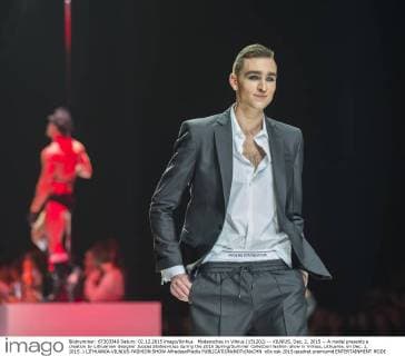 Modenschau in Vilnius (151202) -- VILNIUS, Dec. 2, 2015 -- A model presents a creation by Lithuanian designer Juozas Statkevicius during the 2016 Spring Summer Collection fashion show in Vilnius, Lithuania, on Dec. 2, 2015. ) LITHUANIA-VILNIUS-FASHION SHOW AlfredasxPliadis 