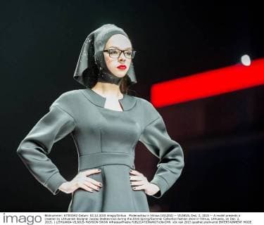 Modenschau in Vilnius (151202) -- VILNIUS, Dec. 2, 2015 -- A model presents a creation by Lithuanian designer Juozas Statkevicius during the 2016 Spring Summer Collection fashion show in Vilnius, Lithuania, on Dec. 2, 2015. ) LITHUANIA-VILNIUS-FASHION SHOW AlfredasxPliadis 