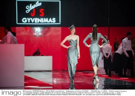 Modenschau in Vilnius (151202) -- VILNIUS, Dec. 2, 2015 -- Models present creations by Lithuanian designer Juozas Statkevicius during the 2016 Spring Summer Collection fashion show in Vilnius, Lithuania, on Dec. 2, 2015. ) LITHUANIA-VILNIUS-FASHION SHOW AlfredasxPliadis 