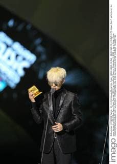 HONG KONG, CHINA - DECEMBER 02: (CHINA OUT) Singer Zion.T performs on the stage during the 2015 Mnet Asian Music Awards (MAMA) at AsiaWorld-Expo on December 2, 2015 in Hong Kong, China.  CFP476670895