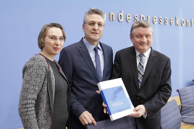 Bilder des Tages Berlin, Bundespressekonferenz, Thema: Gesundheit in Deutschland - Bericht 2015 der Gesundheitsberichterstattung des Bundes, Foto: Prof. Dr. Petra Kolip, Kommission für Gesundheitsberichterstattung und Gesundheitsmonitoring, Prof. Dr. Lothar H. Wieler, Präsident Robert Koch-Institut, Bundesminister für Gesundheit Hermann Gröhe