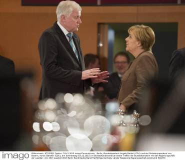 Berlin, Bundeskanzlerin Angela Merkel (CDU) und der Ministerpraesident von Bayern, Horst Seehofer (CSU), am Donnerstag (03.12.2015) im Bundeskanzleramt bei einem Treffen der Bundeskanzlerin mit den Regierungschefs der Laender.