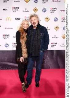 Wolfgang Niedecken und seine Ehefrau Tina bei der Verleihung der 1Live Krone am 03.12.2015 in Bochum 1 Live Krone Verleihung 2015 in Bochum 