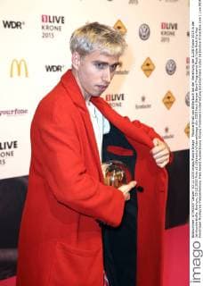 Maurice Ernst von Bilderbuch bei der Verleihung der 1LIVE Krone 2015 in der Jahrhunderthalle. Bochum, 03.12.2015 Foto:xS.xGabschx xFuturexImage