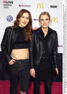 Jeannine Michaelsen und Annie Hoffmann bei der Verleihung der 1LIVE Krone 2015 in der Jahrhunderthalle. Bochum, 03.12.2015 Foto:xS.xGabschx xFuturexImage