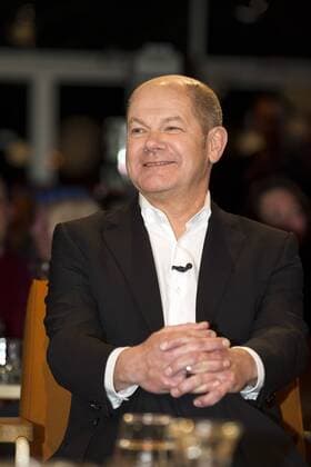 3nach9 Talkshow im Bild: Olaf Scholz - Bürgermeister Bereits als Gymnasiast hat er sich klar für die SPD entschieden: Olaf Scholz. Seit 2011 ist er Erster Bürgermeister von Hamburg. Ende November entscheidet sich, ob sich seine Stadt für die Austragung der Olympischen Spiele 2024 bewirbt. DEU, Bremen, Radio Bremen, 3nach9, 04.12.2015,