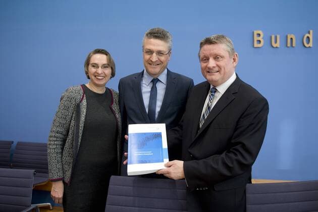 Prof. Dr. Petra Kolip, Prof. Dr. Lothar H. Wieler, Hermann Groehe DEU, Deutschland, Germany, Berlin, 03.12.2015 Prof. Dr. Petra Kolip, Kommission fuer Gesundheitsberichterstattung und Gesundheitsmonitoring, Prof. Dr. Lothar H. Wieler, Praesident Robert Koch-Institut, und Hermann Groehe, Bundesminister fuer Gesundheit CDU (v.l.n.r.), waehrend der Bundespressekonferenz zum Thema Gesundheit in Deutschland Bericht 2015 der Gesundheitsberichterstattung des Bundes in Berlin. Prof. Dr. Petra Kolip, Prof. Dr. Lothar H. Wieler, president of the Robert Koch Institut, and Hermann Groehe, Federal Minister of Health CDU (f.lt.r.), during a press conferencee in Berlin.