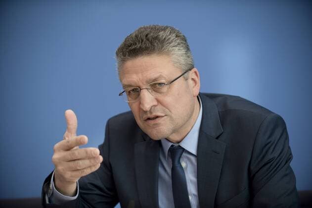 Prof. Dr. Lothar H. Wieler, Robert Koch-Institut DEU, Deutschland, Germany, Berlin, 03.12.2015 Prof. Dr. Lothar H. Wieler, Praesident Robert Koch-Institut, waehrend der Bundespressekonferenz zum Thema Gesundheit in Deutschland Bericht 2015 der Gesundheitsberichterstattung des Bundes in Berlin. Prof. Dr. Lothar H. Wieler, president of the Robert Koch-Institut, during a press conferencee in Berlin.