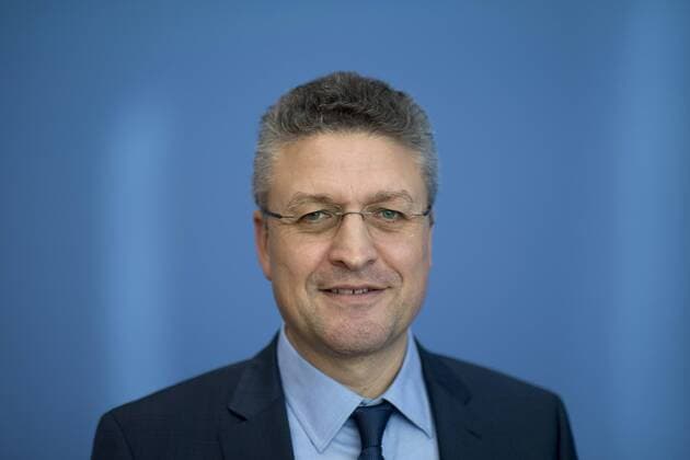 Prof. Dr. Lothar H. Wieler, Robert Koch-Institut DEU, Deutschland, Germany, Berlin, 03.12.2015 Prof. Dr. Lothar H. Wieler, Praesident Robert Koch-Institut, waehrend der Bundespressekonferenz zum Thema Gesundheit in Deutschland Bericht 2015 der Gesundheitsberichterstattung des Bundes in Berlin. Prof. Dr. Lothar H. Wieler, president of the Robert Koch-Institut, during a press conferencee in Berlin.