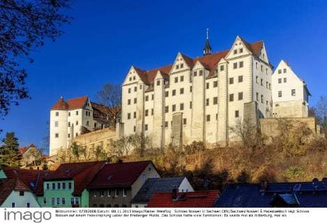 Schloss Nossen in Sachsen DEU Sachsen Nossen Â Majestaetisch ragt Schloss Nossen auf einem Felsvorsprung ueber der Freiberger Mulde. Das Schloss hatte viele Funktionen: Es wurde mal als Ritterburg, mal als Bischofs- und Abtssitz, mal als Jagdschloss und mal als Amt genutzt. Die wechselvolle Geschichte zeigt sich im Bau der Gesamtanlage. (