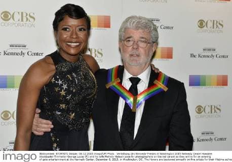 Verleihung des Kennedy-Preises in Washington 2015 Kennedy Center Honoree blockbuster filmmaker George Lucas (R) and his wife Mellody Hobson pose for photographers on the red carpet as they arrive for an evening of gala entertainment at the Kennedy Center, December 6, 2015, in Washington, DC. The Honors are bestowed annually on five artists for their lifetime achievement in the arts and culture.  WAP20151206502 MIKExTHEILER