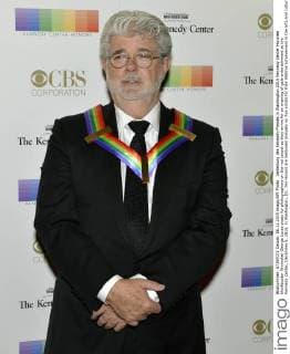 Verleihung des Kennedy-Preises in Washington 2015 Kennedy Center Honoree blockbuster filmmaker George Lucas poses for photographers on the red carpet as they arrive for an evening of gala entertainment at the Kennedy Center, December 6, 2015, in Washington, DC. The Honors are bestowed annually on five artists for their lifetime achievement in the arts and culture.  WAP20151206503 MIKExTHEILER