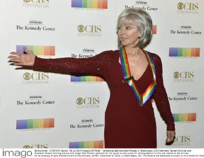 Verleihung des Kennedy-Preises in Washington 2015 Kennedy Center Honoree and Academy Award winning actress and singer Rita Moreno gestures for her guest as she poses for photographers on the red carpet as she arrives for an evening of gala entertainment at the Kennedy Center, December 6, 2015, in Washington, DC. The Honors are bestowed annually on five artists for their lifetime achievement in the arts and culture.  WAP20151206505 MIKExTHEILER