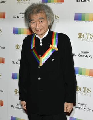 Verleihung des Kennedy-Preises in Washington 2015 Kennedy Center Honoree Japanese conductor Seiji Ozawa poses for photographers on the red carpet as he arrives for an evening of gala entertainment at the Kennedy Center, December 6, 2015, in Washington, DC. The Honors are bestowed annually on five artists for their lifetime achievement in the arts and culture.  WAP20151206506 MIKExTHEILER