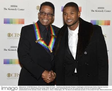 Verleihung des Kennedy-Preises in Washington 2013 Kennedy Center Honoree musician Herbie Hancock (L) shakes hands with singer Usher as they pose for photographers on the red carpet as they arrive for an evening of gala entertainment at the Kennedy Center, December 6, 2015, in Washington, DC. The Honors are bestowed annually on five artists for their lifetime achievement in the arts and culture.  WAP20151206508 MIKExTHEILER