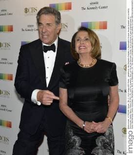 Verleihung des Kennedy-Preises in Washington Former House Speaker and currently Democratic leader Nancy Pelosi (D-CA), (R), and her husband, Paul, arrive at the Kennedy Center for an evening of gala entertainment to honor the Kennedy Center Honorees, December 6, 2015, in Washington, DC. The Honors are bestowed annually on five artists for their lifetime achievement in the arts and culture.  WAP20151206509 MIKExTHEILER