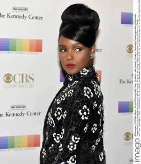 Verleihung des Kennedy-Preises in Washington Musical recording artist Janelle Monae poses for photographers as she arrives at the Kennedy Center for an evening of gala entertainment to honor the Kennedy Center Honorees, December 6, 2015, in Washington, DC. The Honors are bestowed annually on five artists for their lifetime achievement in the arts and culture.  WAP20151206510 MIKExTHEILER