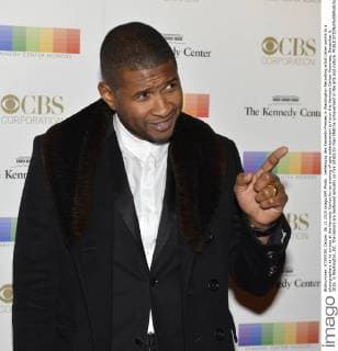 Verleihung des Kennedy-Preises in Washington Recording artist Usher points to a photographers as he arrives at the Kennedy Center for an evening of gala entertainment to honor the Kennedy Center Honorees, December 6, 2015, in Washington, DC. The Honors are bestowed annually on five artists for their lifetime achievement in the arts and culture.  WAP20151206513 MIKExTHEILER